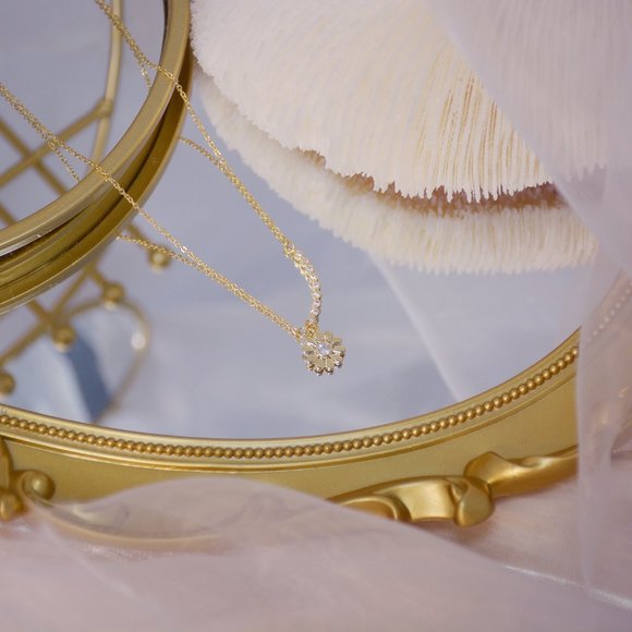 NEW 14K Gold Plated Diamond Daisy Flower Necklace - Picture 2 of 7